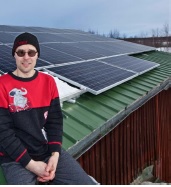 “Minä haluan tehdä jotain, jollain sähkö on tuotettava. Tämä on lisäksi taloudellisesti kannattavaa!”, toteaa Timo Miettinen. Kuva: Aapo Väänänen.