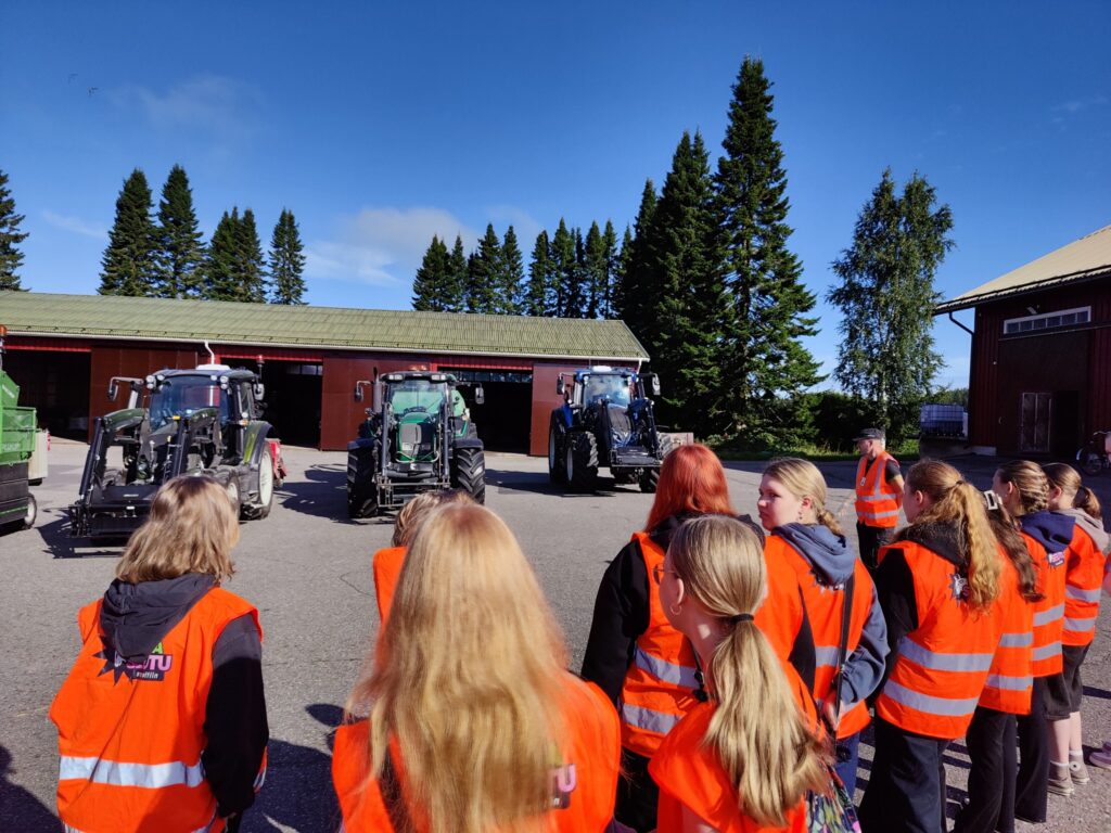 koululaisia ja Luken Maaningan toimipaikan traktoreita